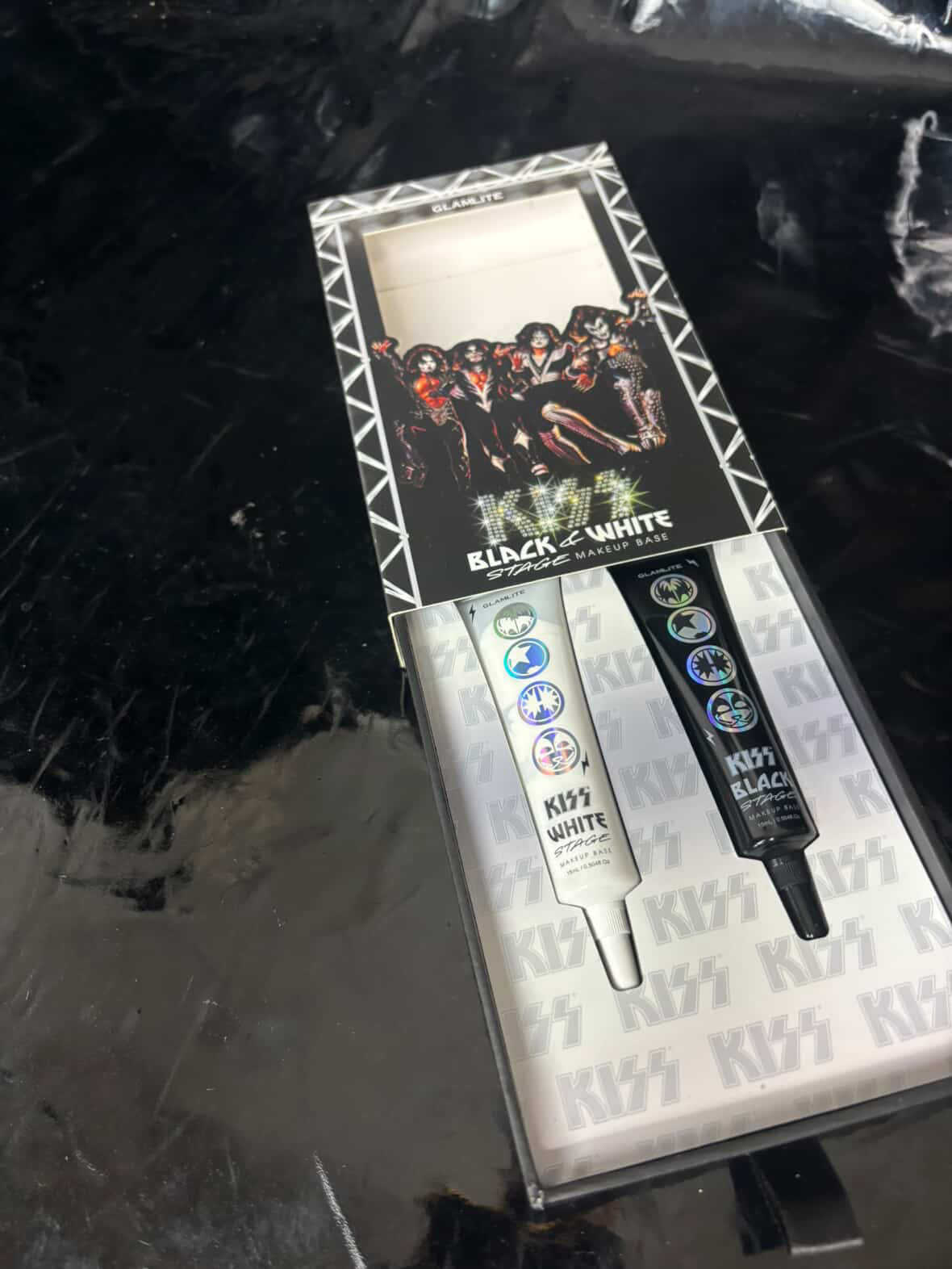 Pre base black and white kiss glamlite