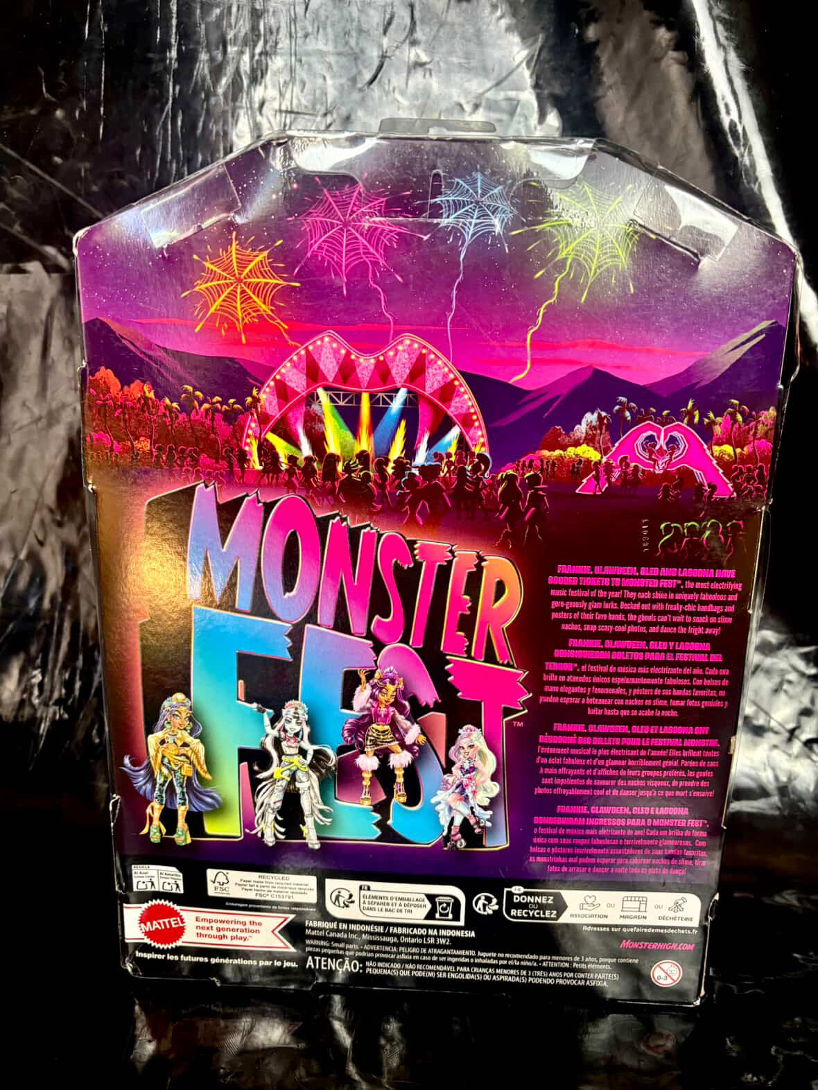 Cleo denile monters fest Coleccion