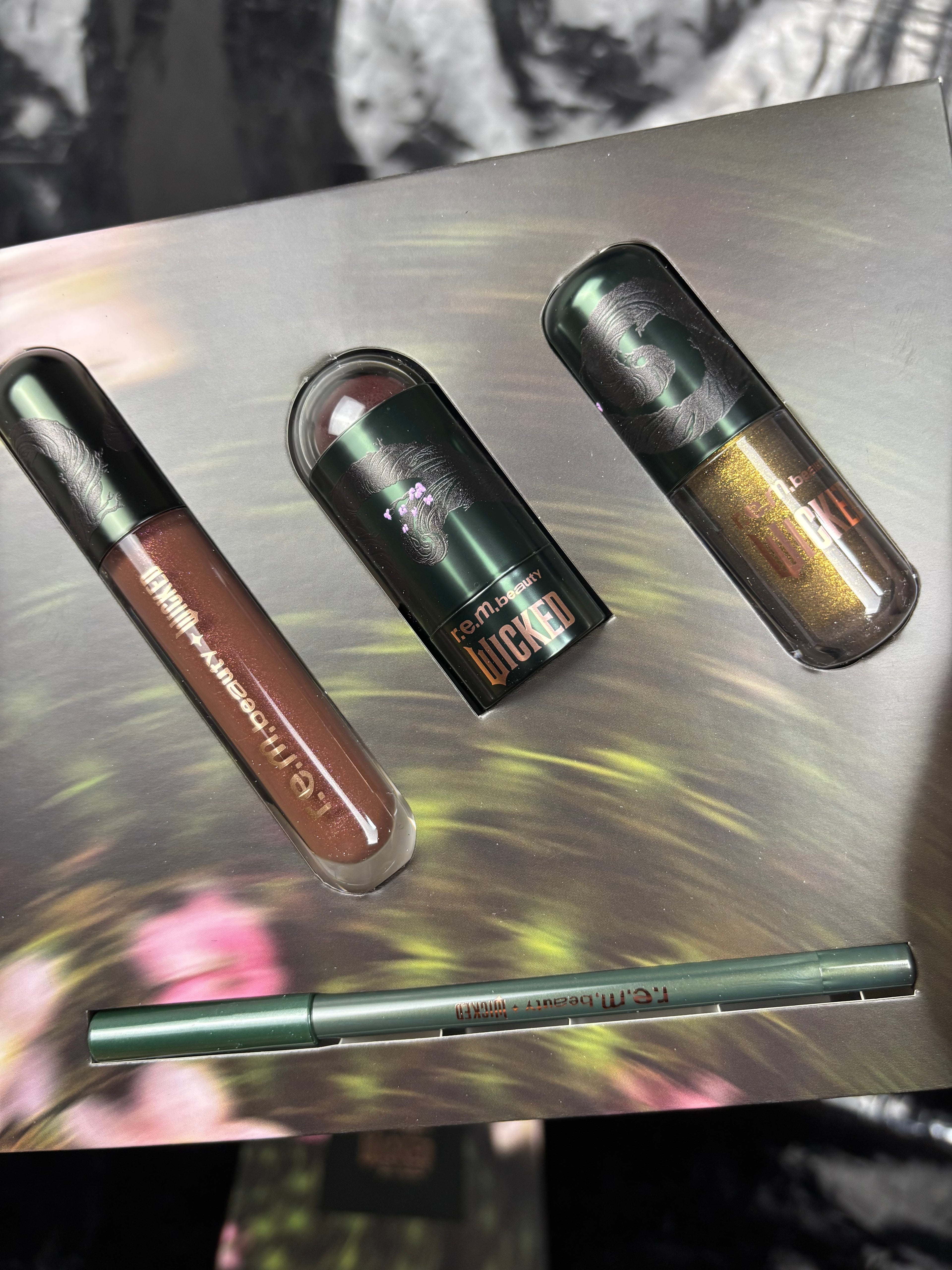 Rem beauty x wicked Elphaba makeup set 💚🧙