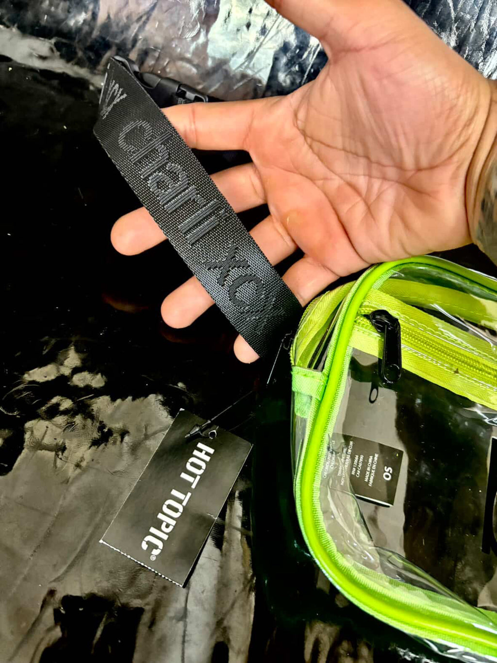 Cartera BRAT merch official hot topic