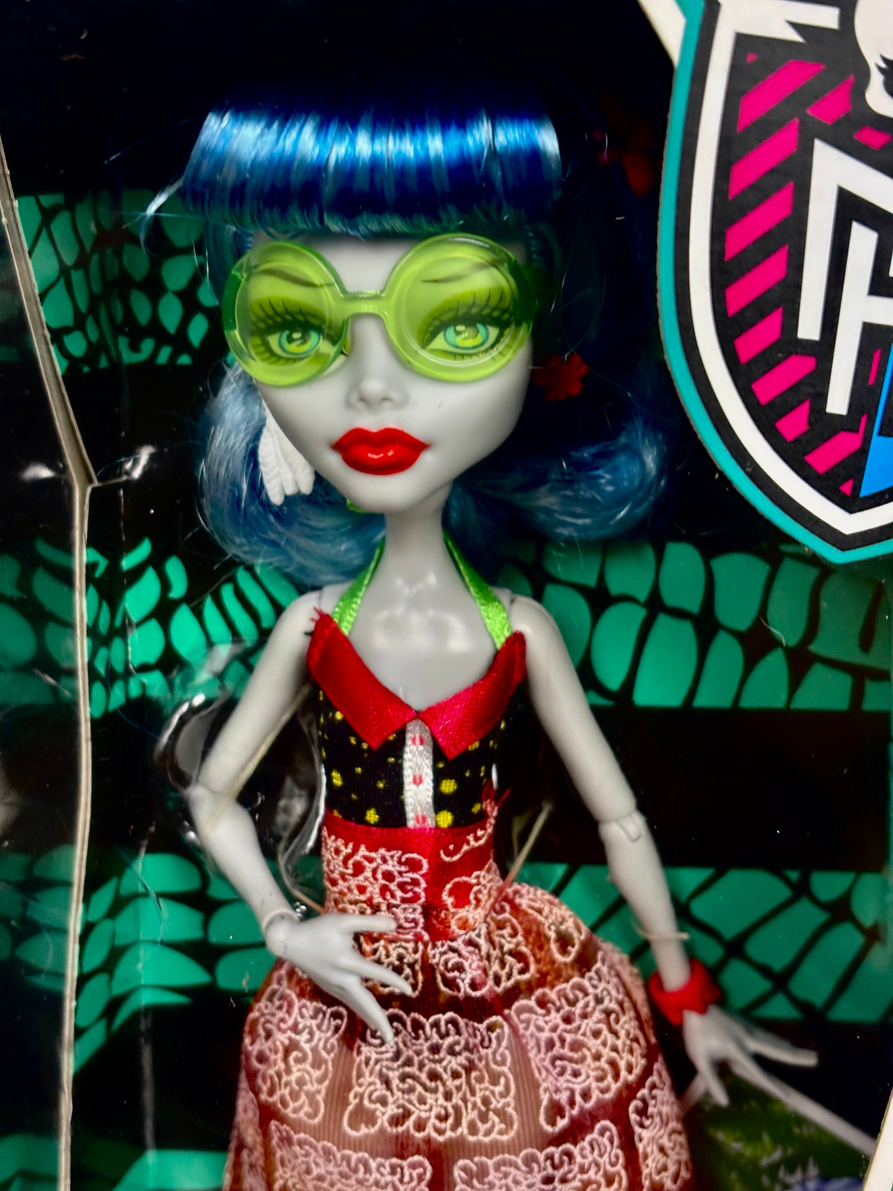 Ghoulia- Skull shores
